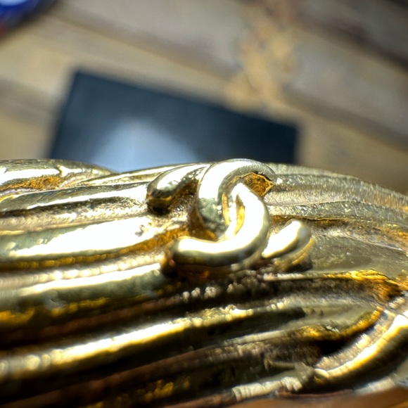 CHANEL vintage gold plated twisted CC bangle - Picture 13 of 16